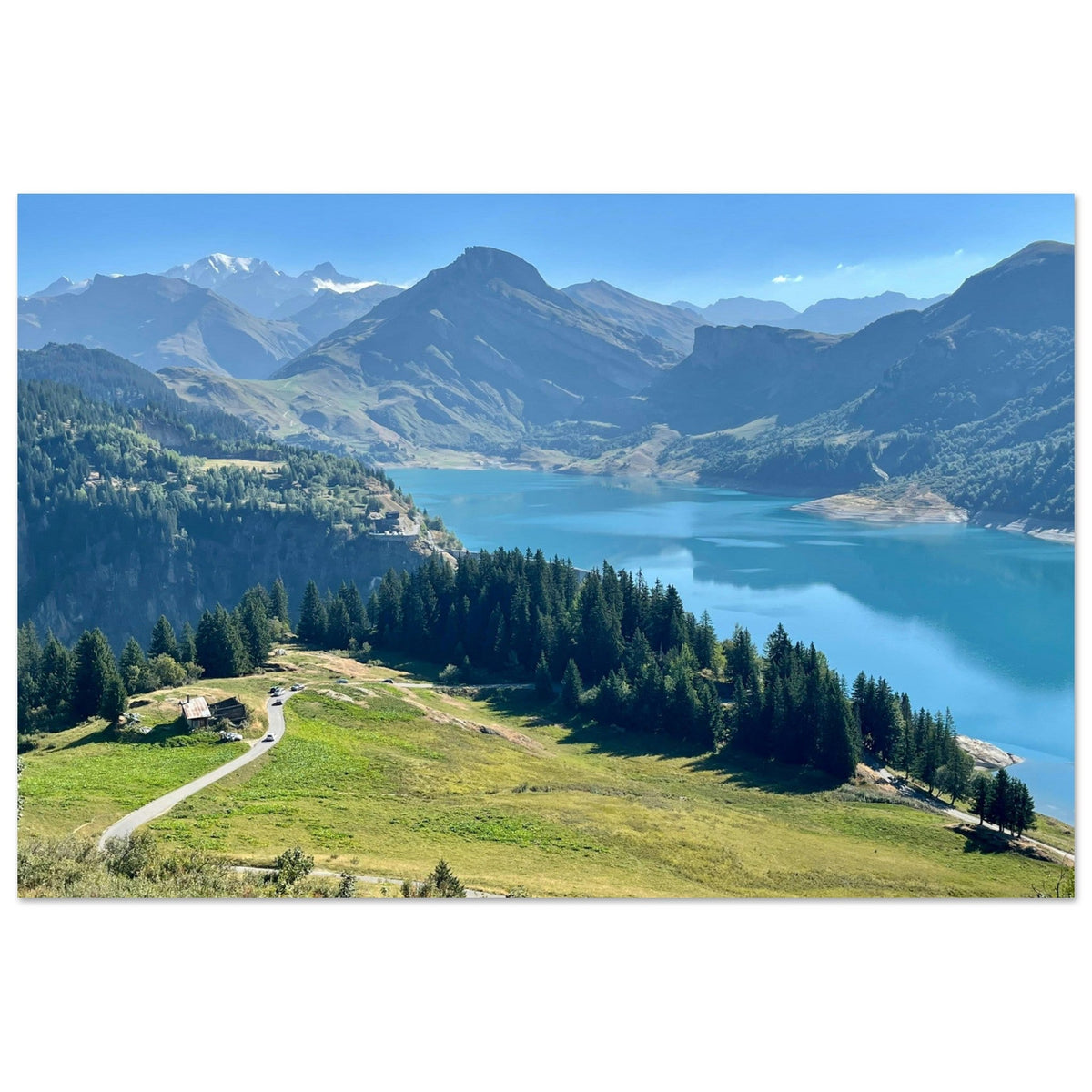 Lac et barrage de Roselend entourés des alpages du Beaufortain