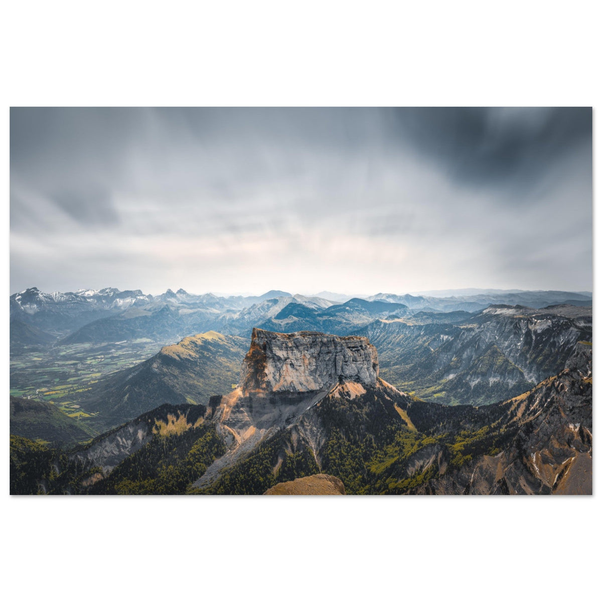 Mont Aiguille dans le massif du Vercors avec falaises calcaires et lumière d'altitude