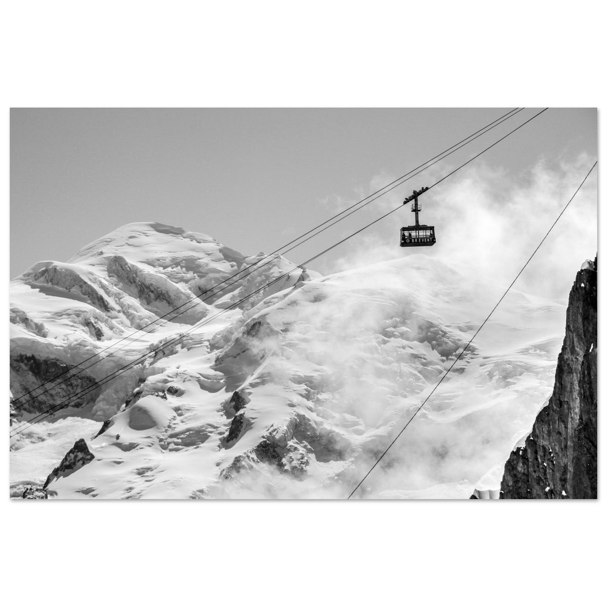 Télécabine du Brévent devant les pentes glaciaires du massif du Mont-Blanc à Chamonix
