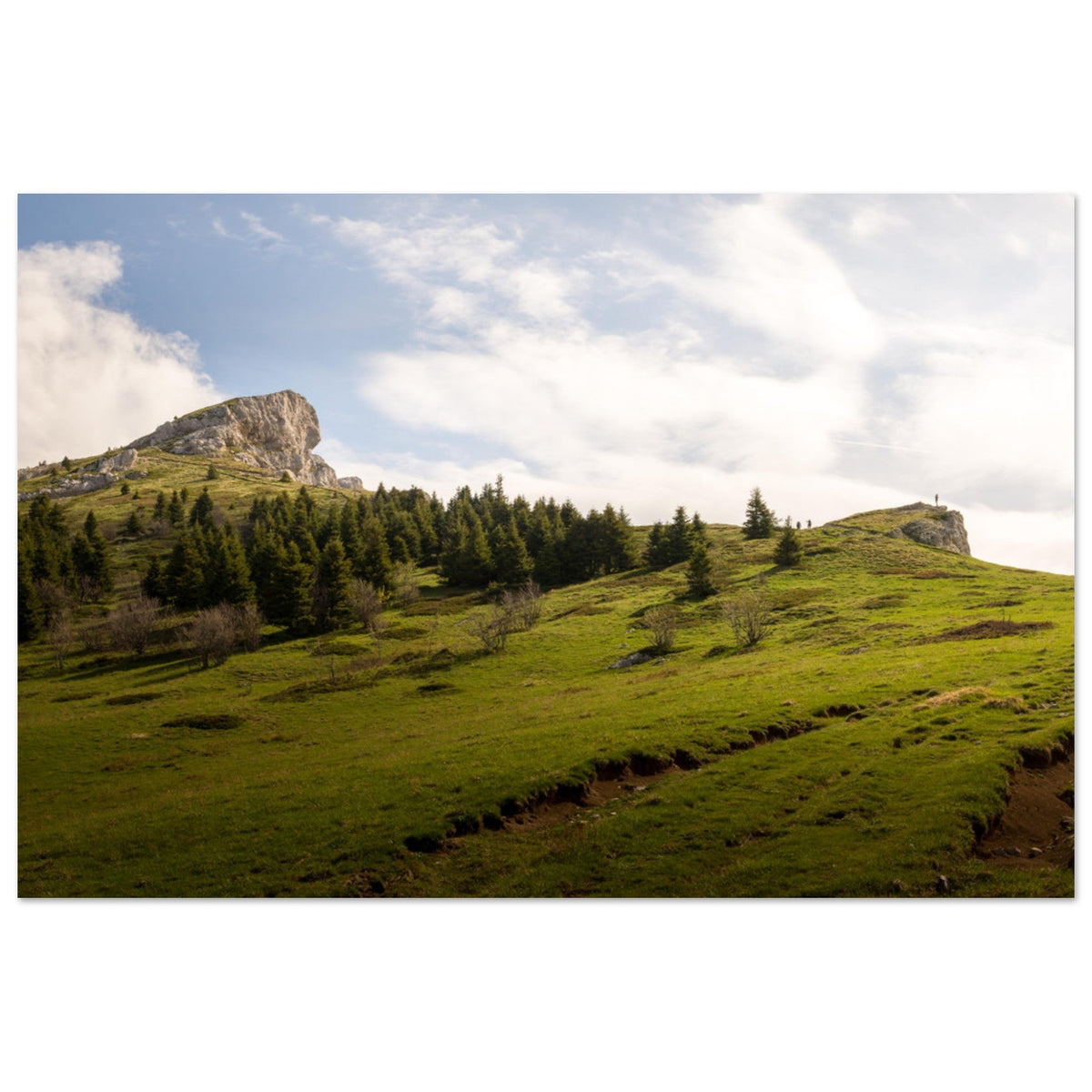 Pic Saint-Michel dans le massif du Vercors avec alpages et crêtes calcaires