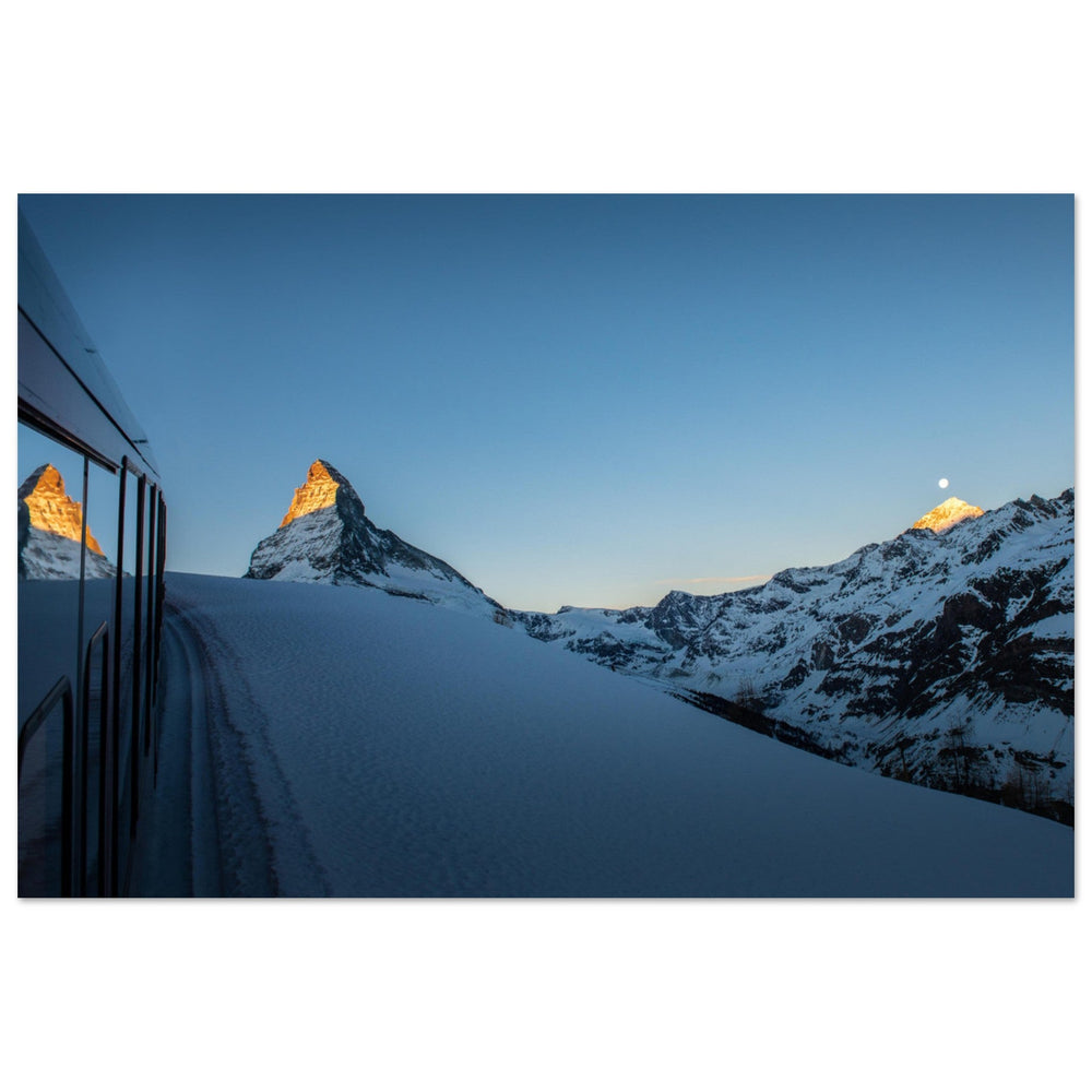 Reflet du Cervin dans la vitre du train du Gornergrat à Zermatt dans la lumière du matin