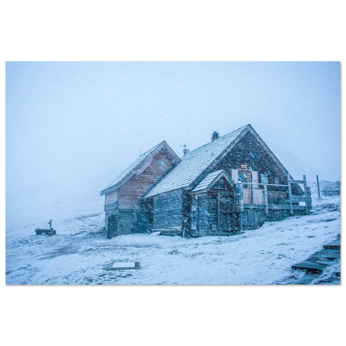 Refuge de la Valette sous une tempête de neige dans le Parc national de la Vanoise