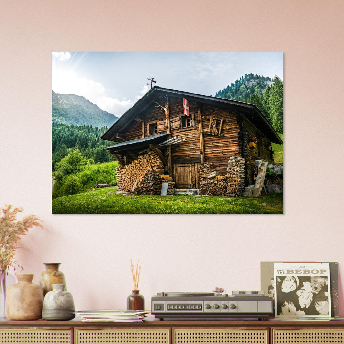 Tableau de montagne Haute-Savoie au-dessus d’un canapé dans un salon moderne
