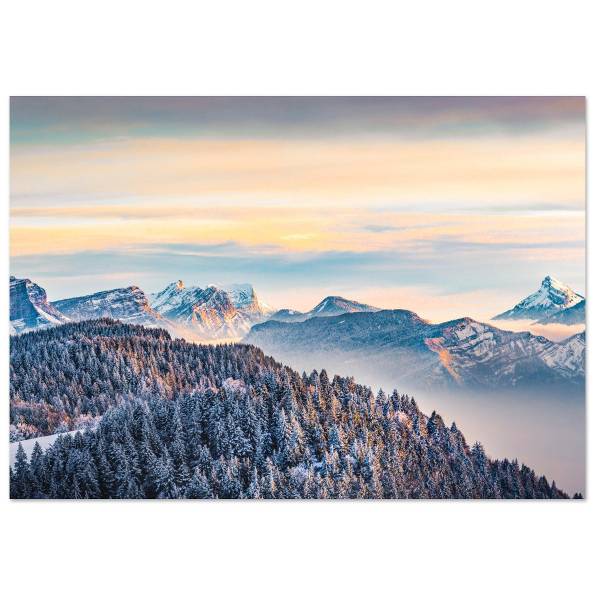 Coucher de soleil sur la Chartreuse enneigée avec forêts, crêtes et brume