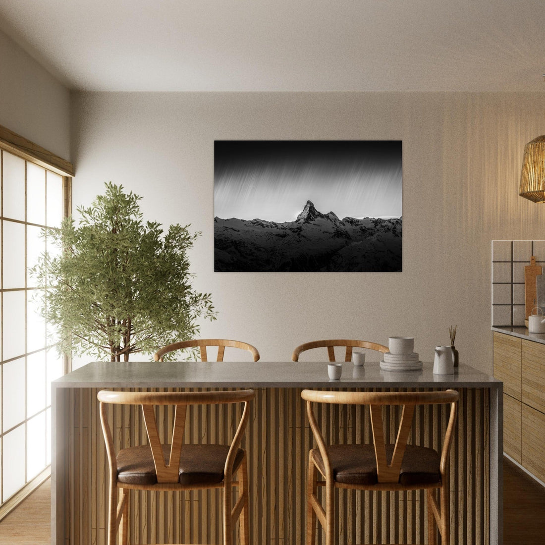 Tableau photo noir et blanc du Cervin au-dessus d’un canapé dans un salon bois clair