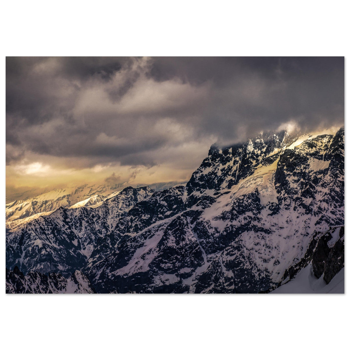 Coucher de soleil sur le Mont Pelvoux et ses glaciers dans le massif des Écrins