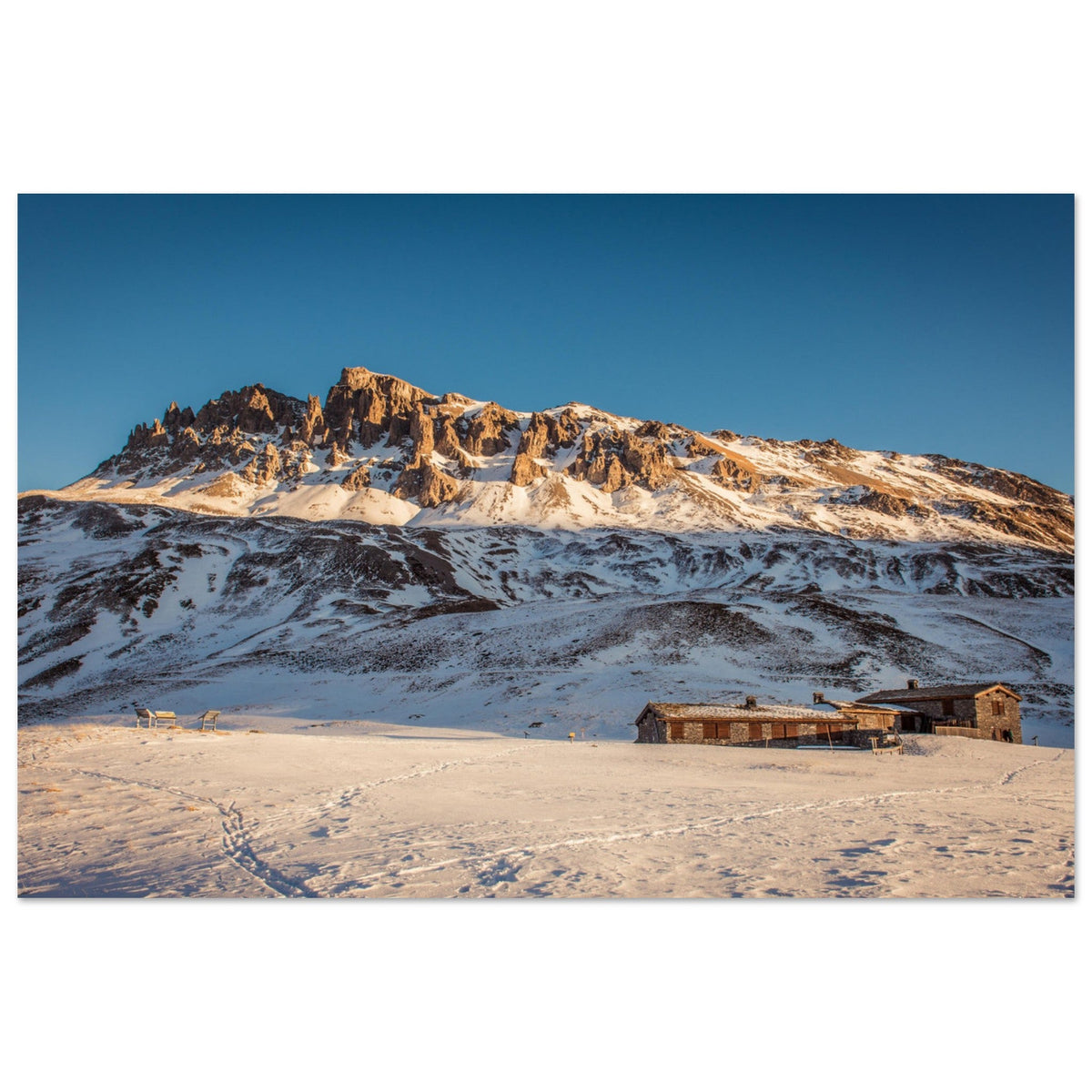 Refuge de Plan du Lac au coucher du soleil dans le parc national de la Vanoise