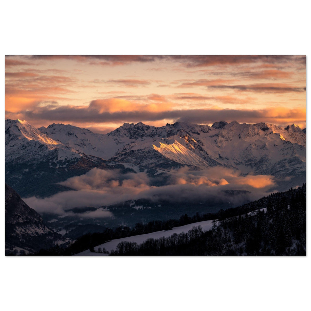 Coucher de soleil sur les sommets enneigés du massif de Belledonne
