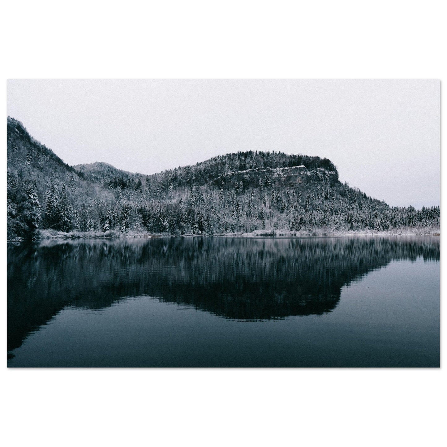 Photo d'un lac et d'une foret enneigée en hiver, Jura #2 - Tableau photo alu montagne