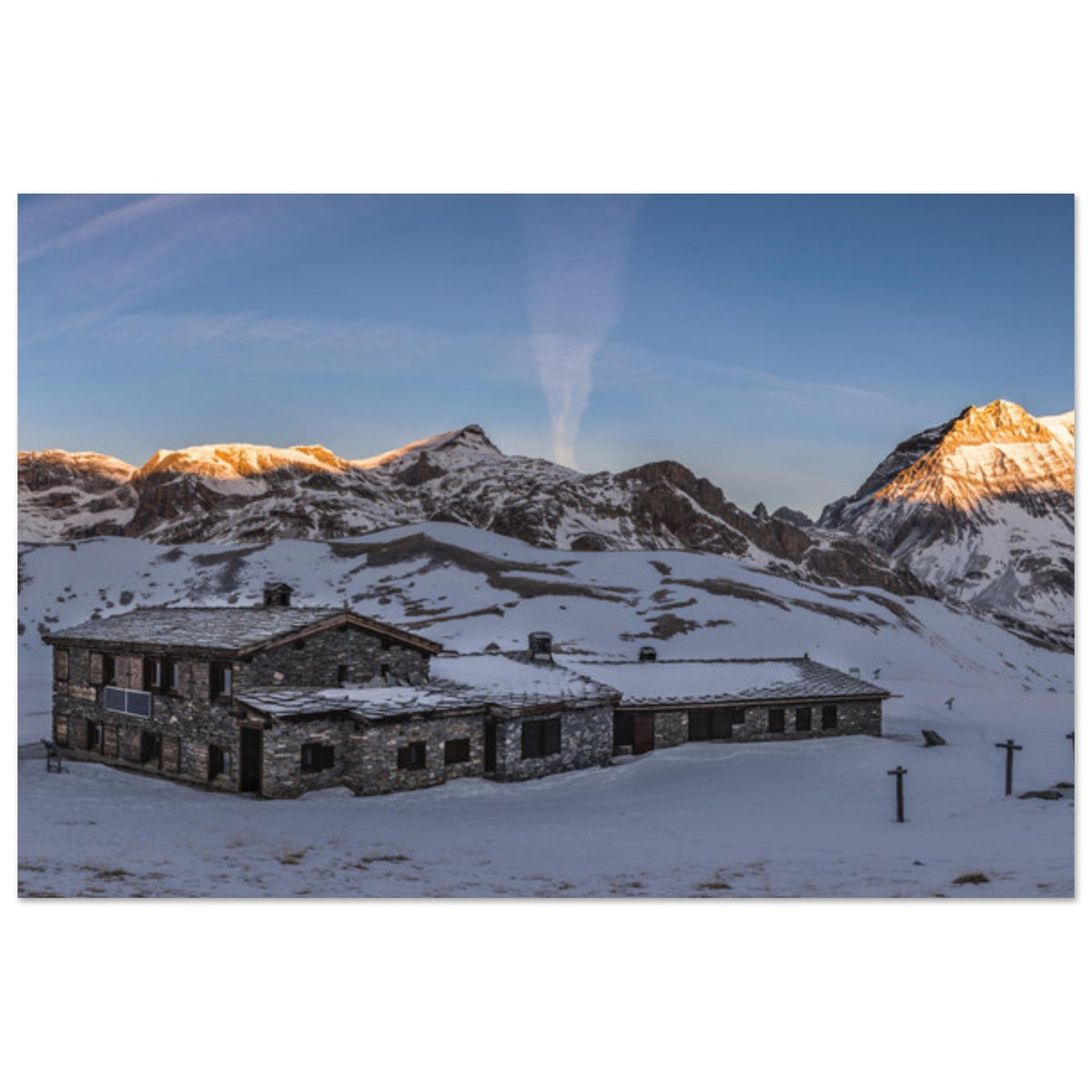Refuge de Plan du Lac sous les sommets éclairés au lever du soleil dans la Vanoise