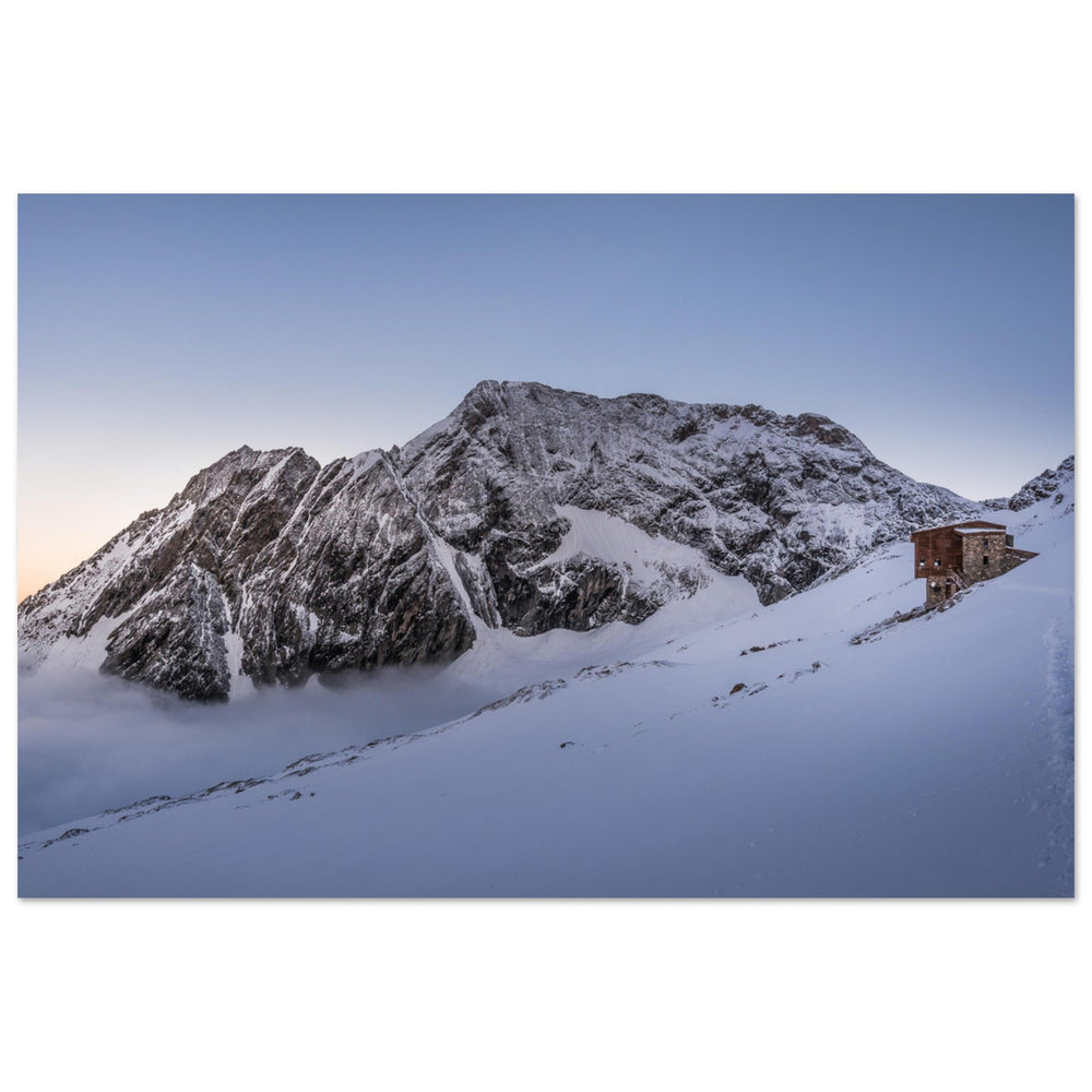 Refuge Robert Blanc éclairé par les premières lueurs dans le massif du Mont-Blanc