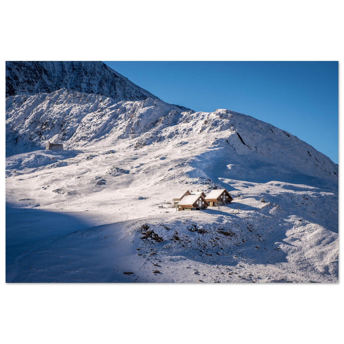 Refuges de la Valette enneigés au lever du soleil dans le massif de la Vanoise