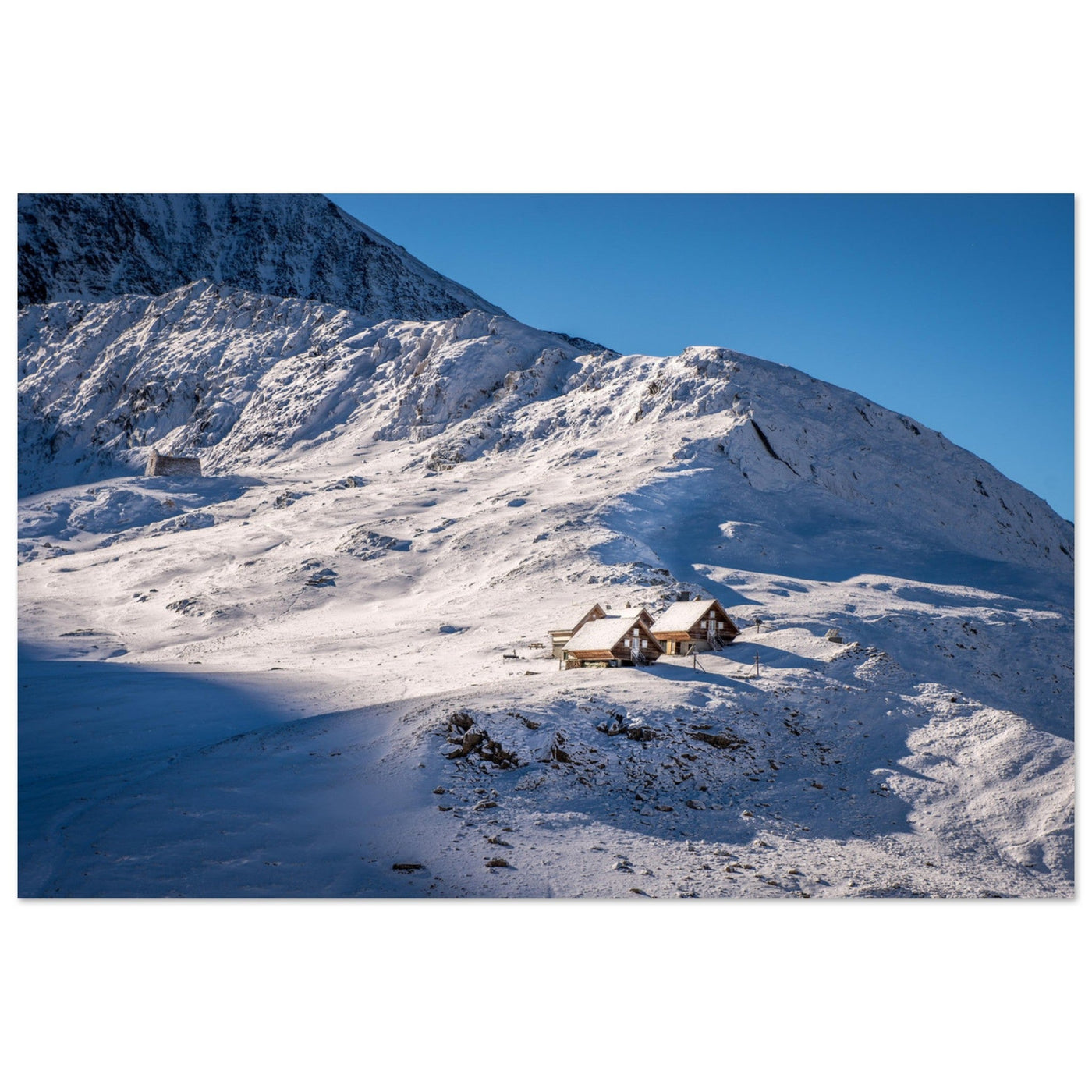Refuges de la Valette enneigés au lever du soleil dans le massif de la Vanoise