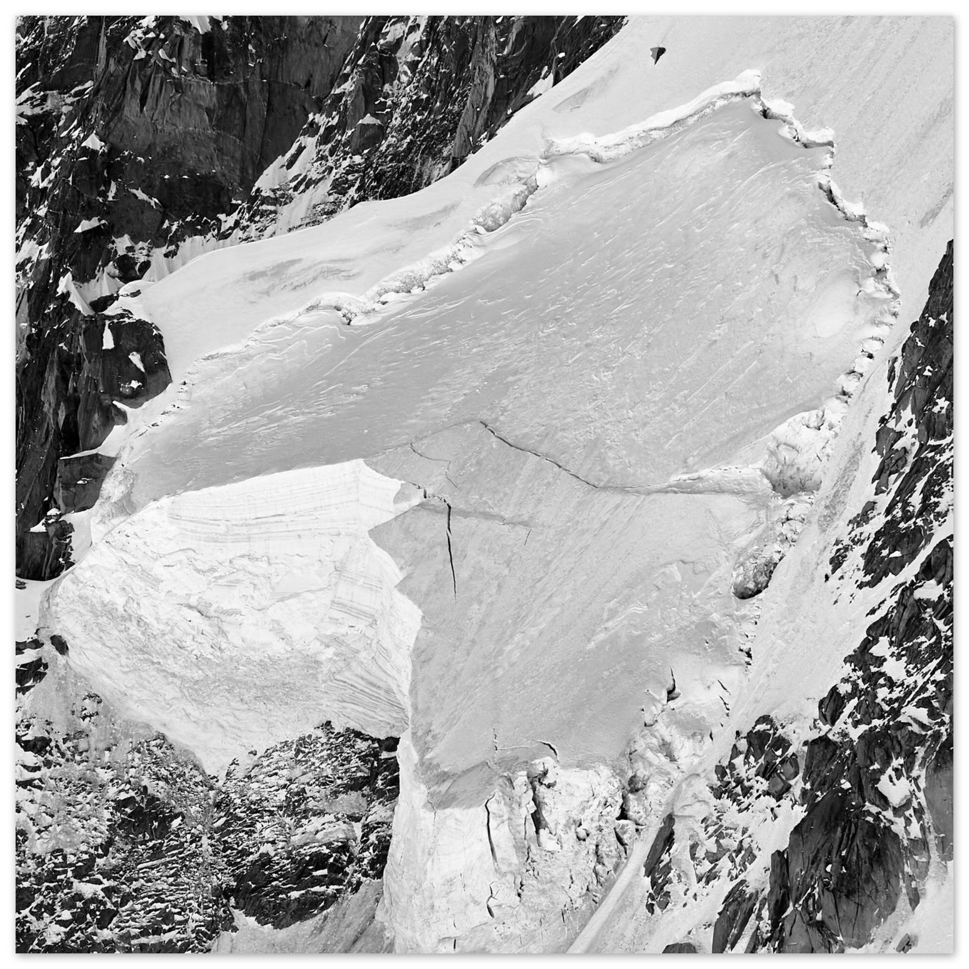Photo d'une plaque de glace et crevasse - Noir & Blanc - Tableau photo alu montagne