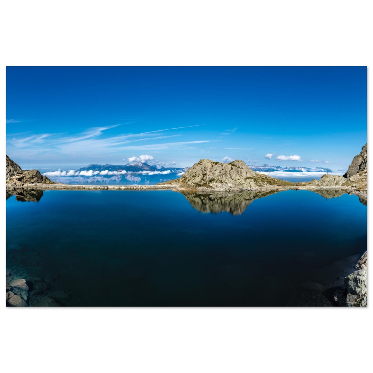 Reflet des crêtes granitiques dans le lac du Crozet, massif de Belledonne
