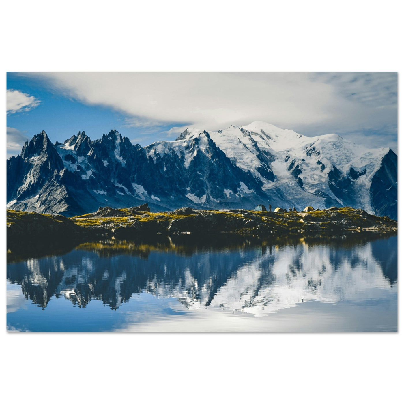 Reflet du massif du Mont-Blanc dans un lac des Chéserys, au-dessus de Chamonix