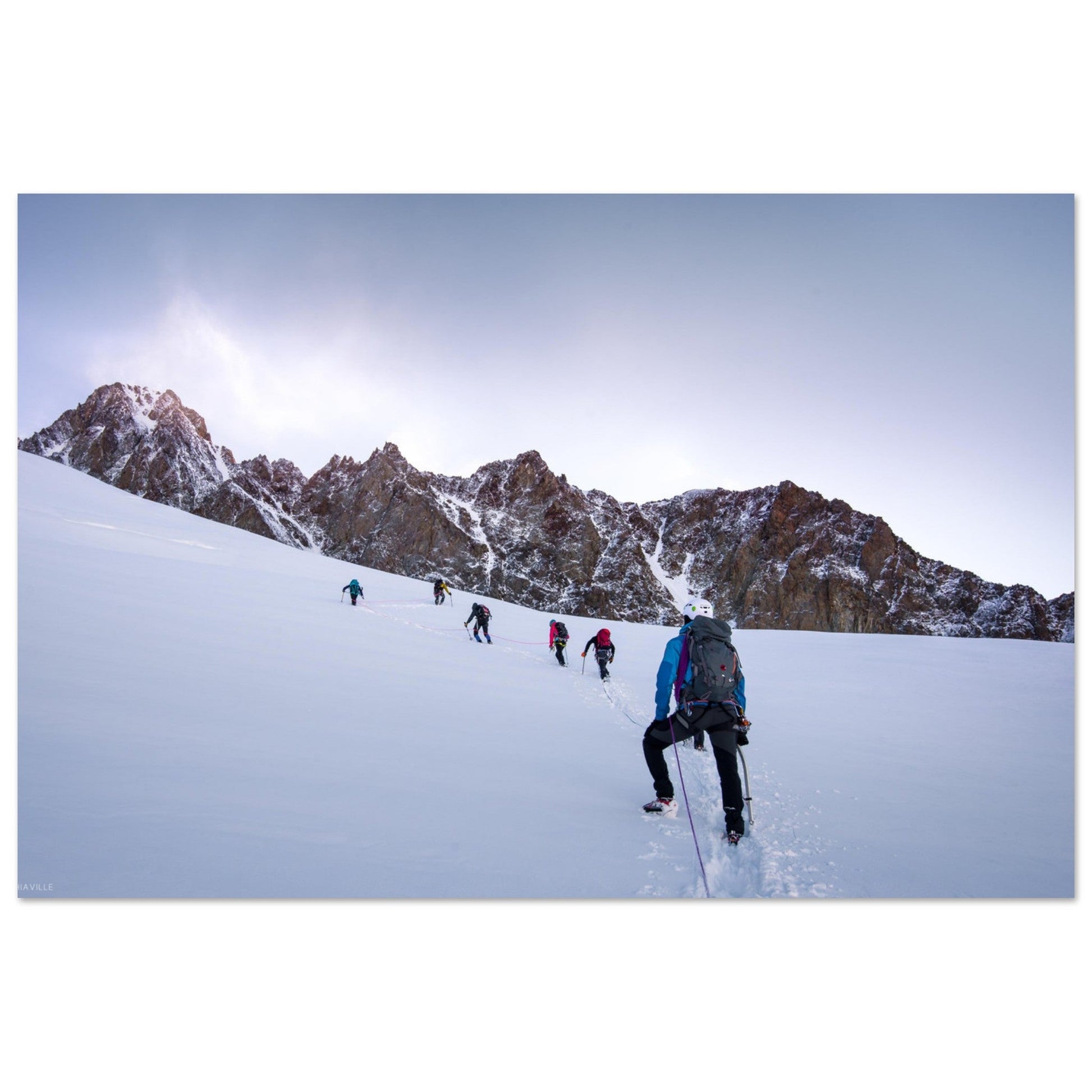 Alpinisten am Fuße des Lanchette-Grats bei Sonnenaufgang – Alpenberg-Fototafel