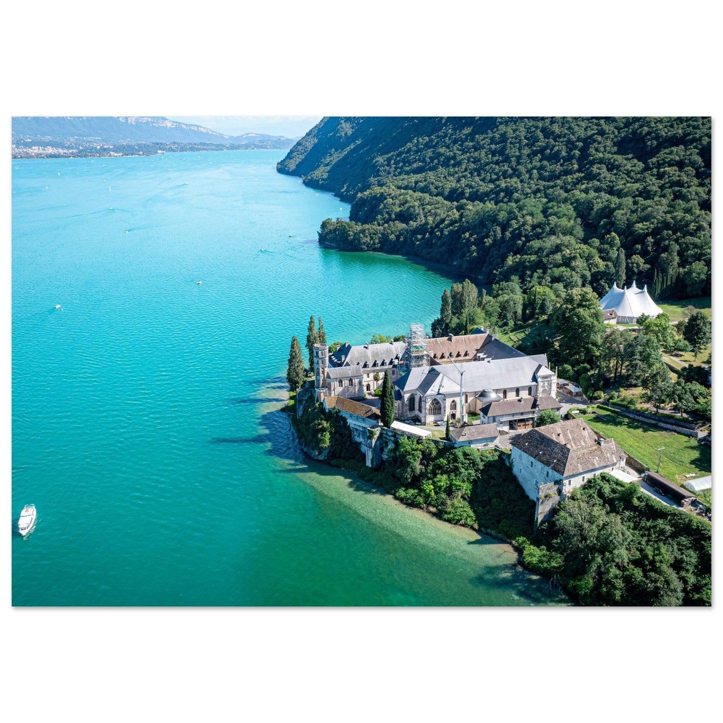 Tableau photo Photo de l'Abbaye d’Hautecombe, lac du Bourget — tirage aluminium Dibond mat, fabrication française, prêt à accrocher