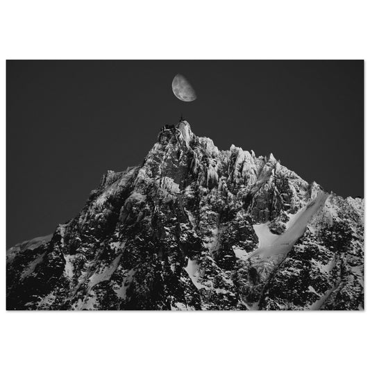 Tableau photo Photo de l'Aiguille du Midi et de la lune - Noir & Blanc — tirage aluminium Dibond mat, fabrication française, prêt à accrocher
