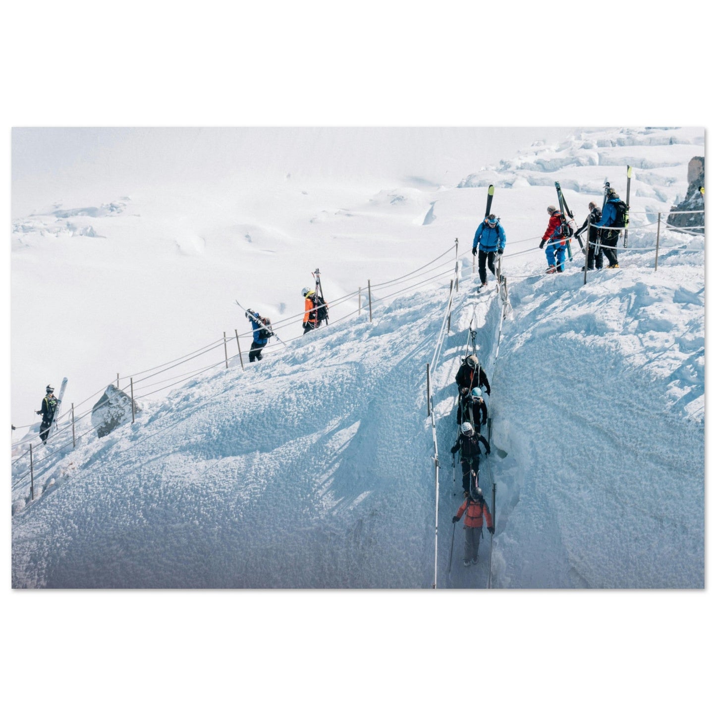Tableau photo Photo d'alpinistes sur l'Aiguille du Midi, Chamonix - Mont - Blanc, Haute - Savoie — tirage aluminium Dibond mat, fabrication française, prêt à accrocher