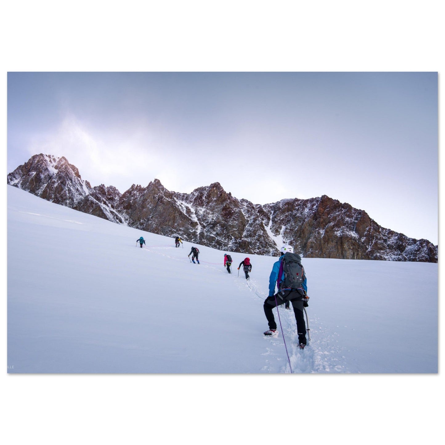 Tableau photo Photos d'alpinistes au pied de l'arête des Lanchette au lever de soleil — tirage aluminium Dibond mat, fabrication française, prêt à accrocher
