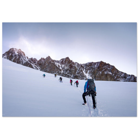 Tableau photo Photos d'alpinistes au pied de l'arête des Lanchette au lever de soleil — tirage aluminium Dibond mat, fabrication française, prêt à accrocher