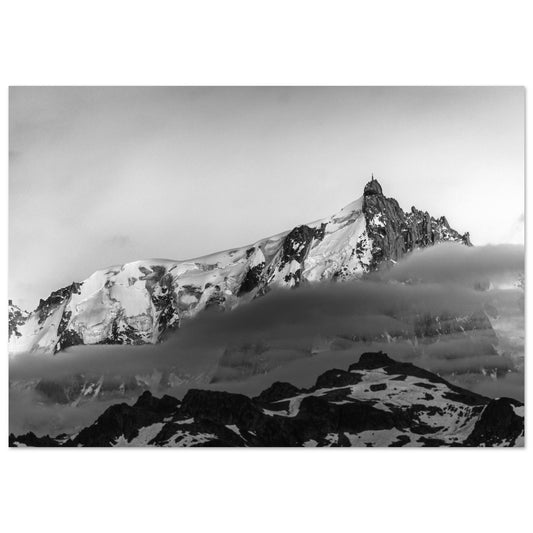 Tableau photo Photo d'un coucher de soleil sur l'Aiguille du Midi - Noir & Blanc — tirage aluminium Dibond mat, fabrication française, prêt à accrocher