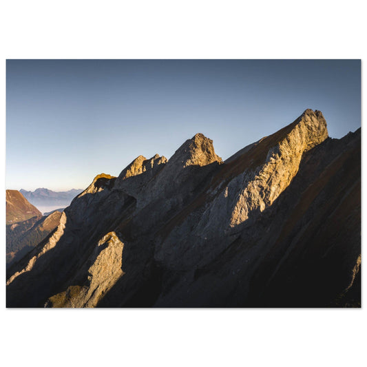 Tableau photo Photo d'un coucher de soleil sur les sommets du massif des Aravis — tirage aluminium Dibond mat, fabrication française, prêt à accrocher
