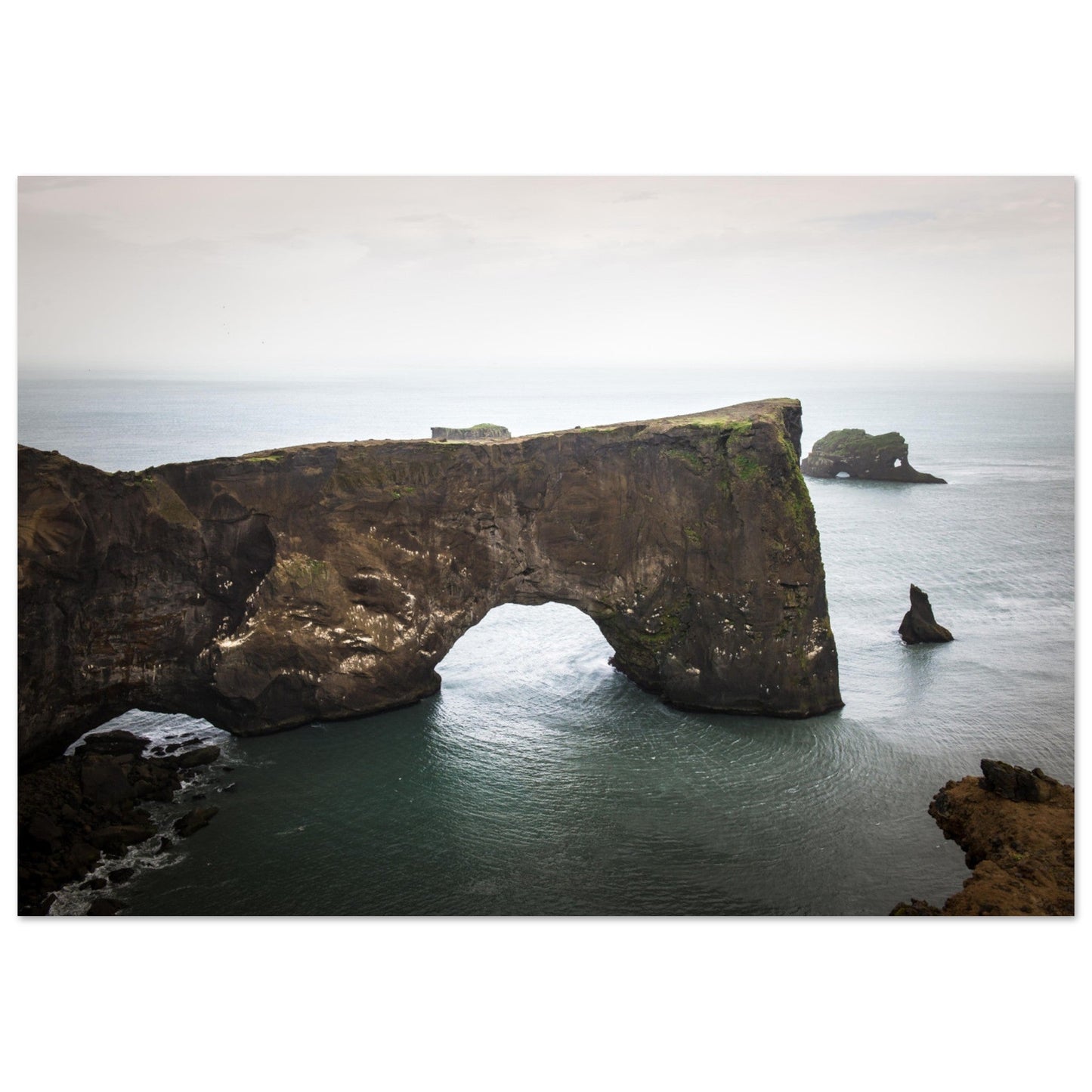 Tableau photo Photo de la grande arche du Cap Dyrhólaey, Islande — tirage aluminium Dibond mat, fabrication française, prêt à accrocher