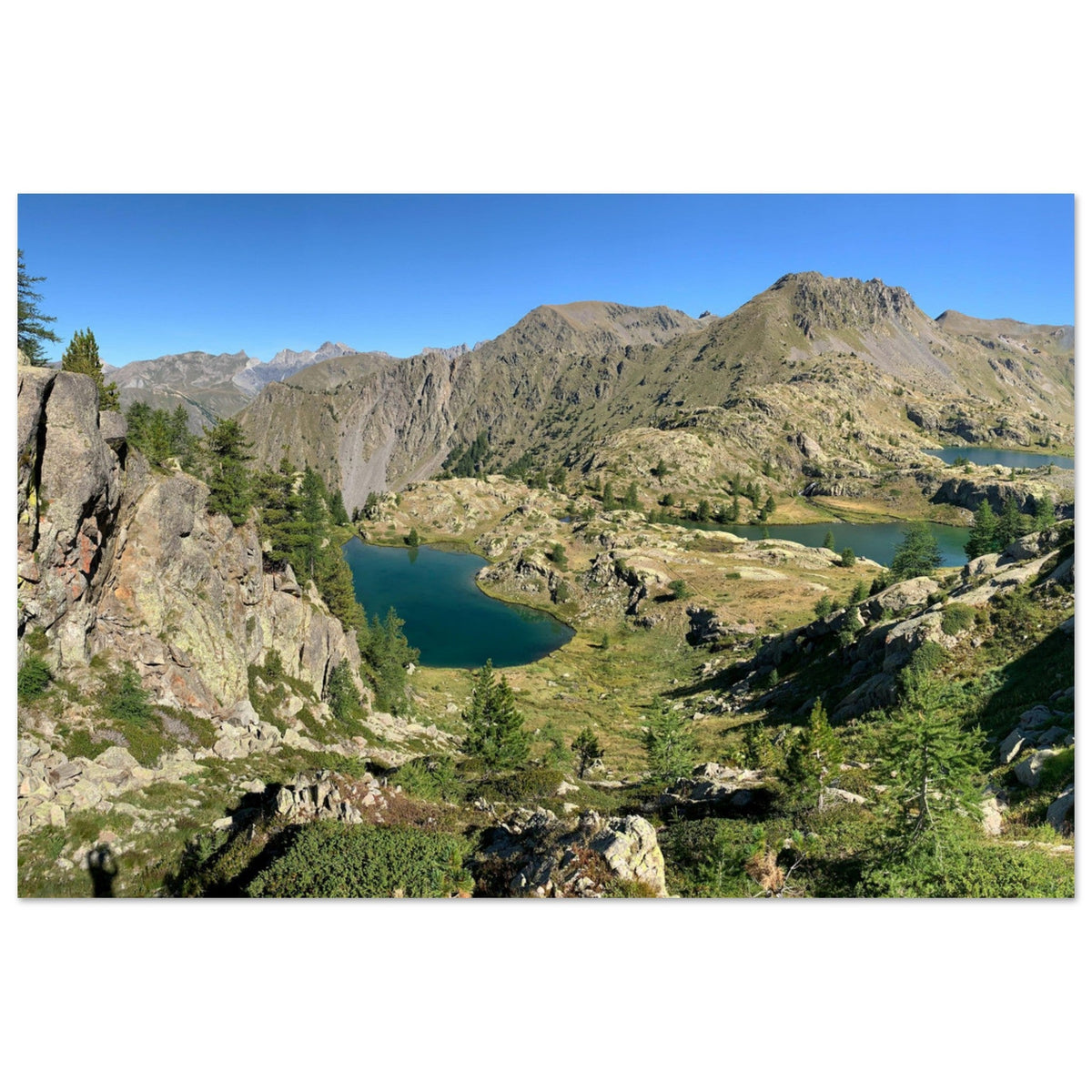 Eau bleu profond, rochers et pins autour du lac de Trécolpas dans le Mercantour