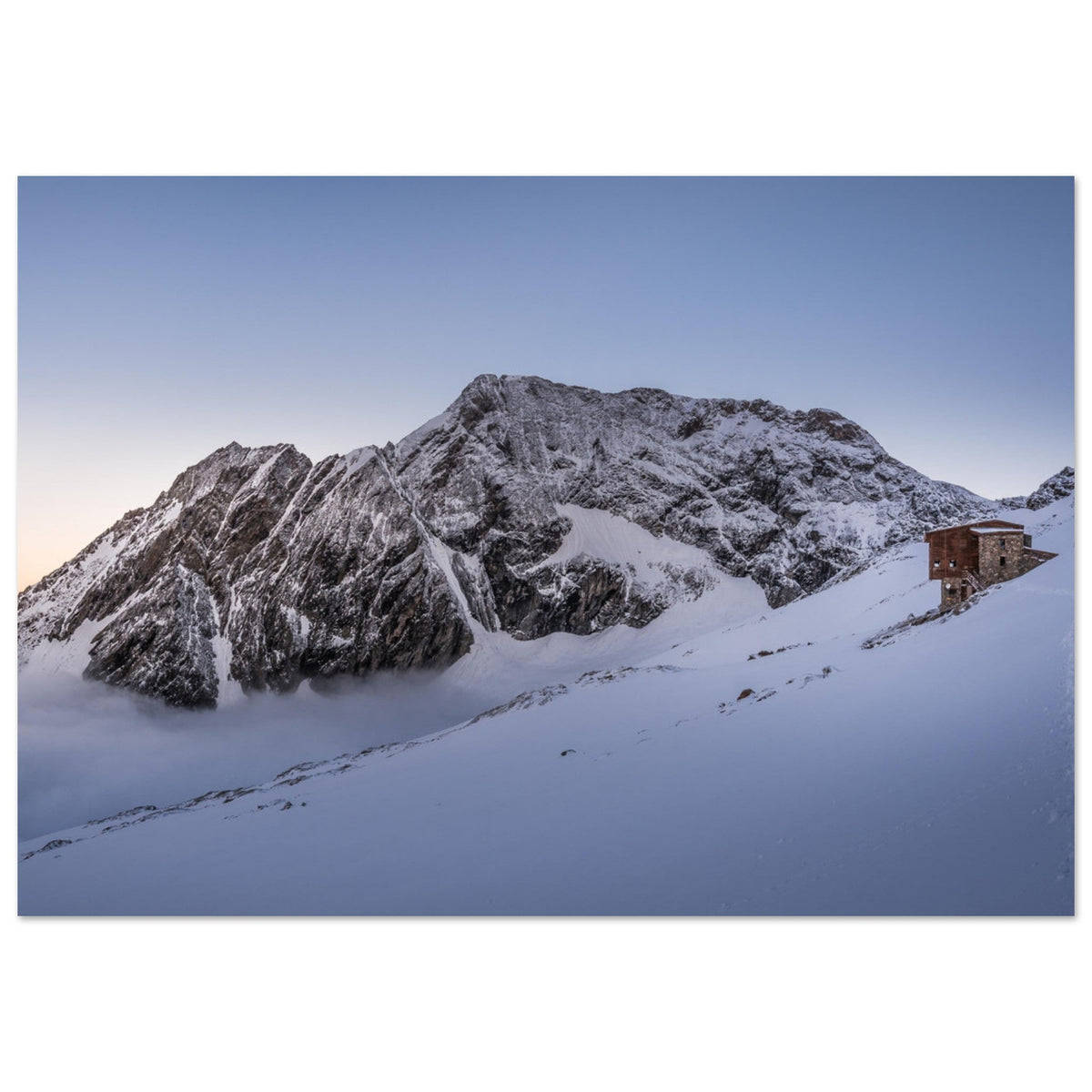 Refuge Robert Blanc au lever du soleil sous l’Aiguille des Glaciers dans le massif du Mont-Blanc