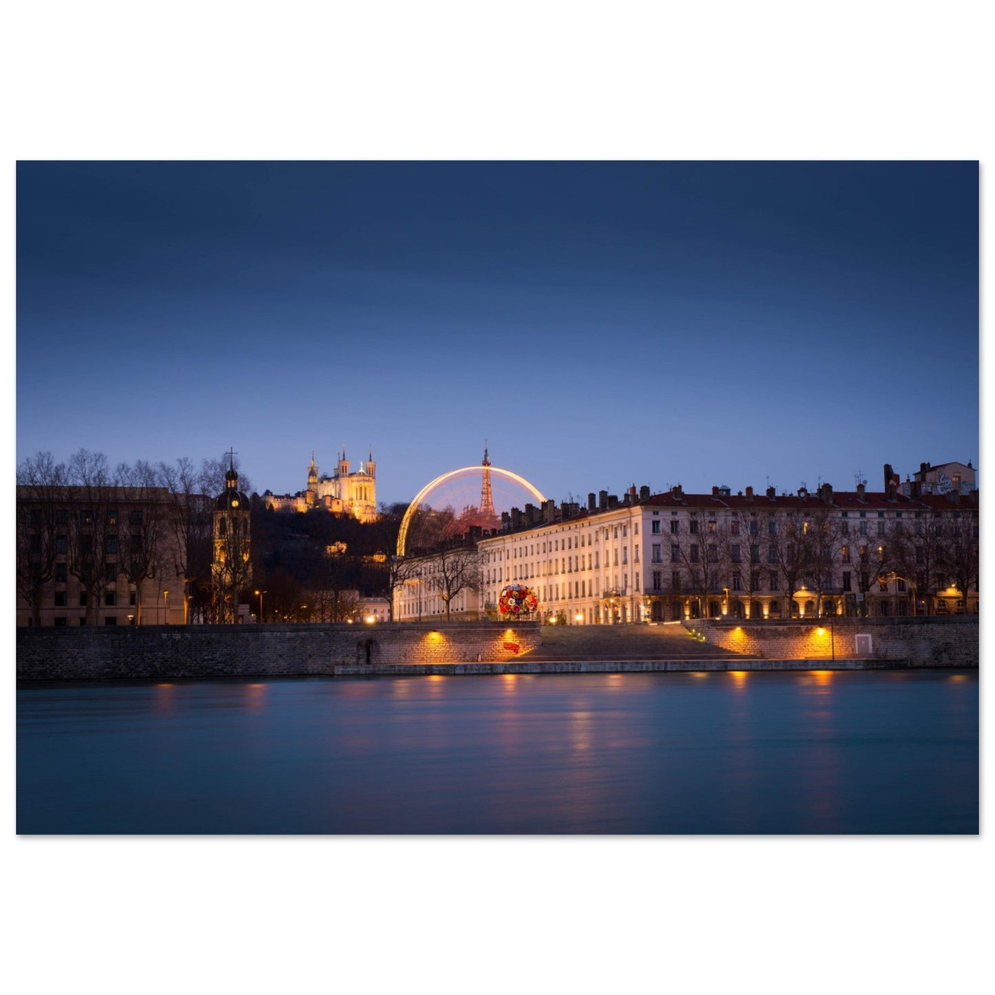 Tableau photo Photo de Lyon de nuit : Le Rhone, Bellcour et sa grande roue — tirage aluminium Dibond mat, fabrication française, prêt à accrocher