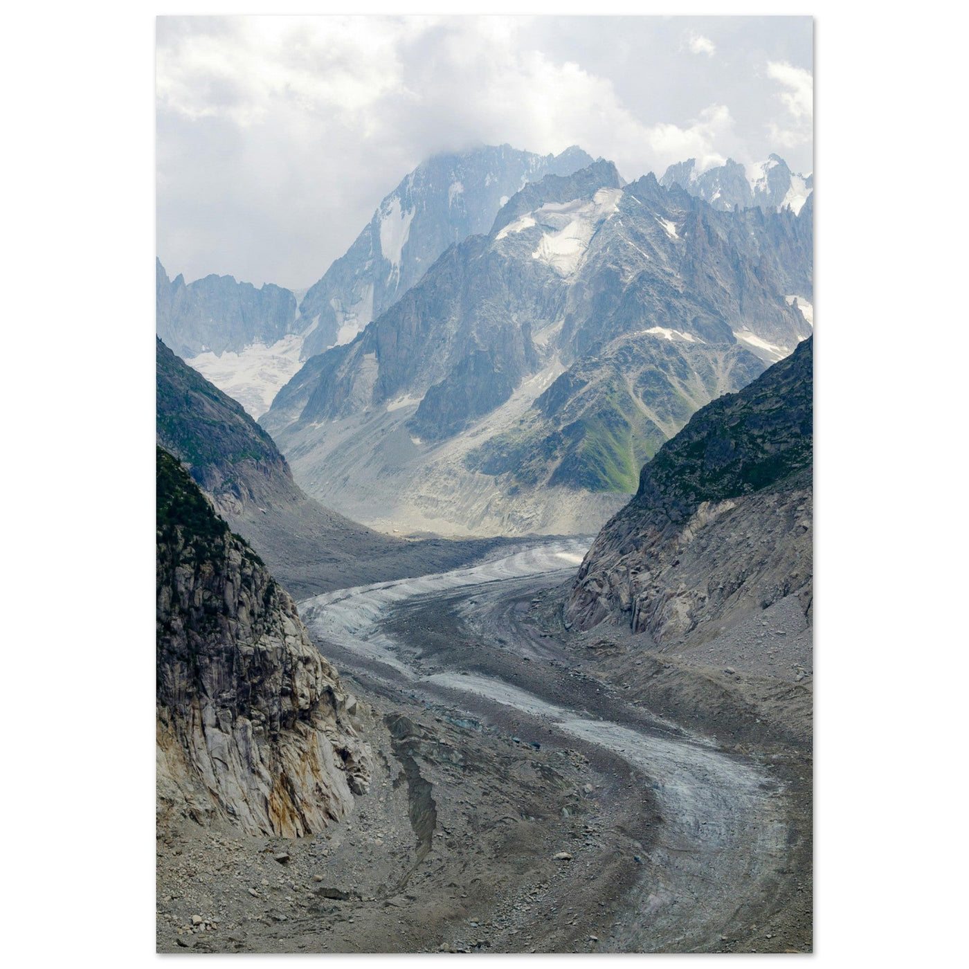 Mer de Glace et moraines sous les aiguilles de Chamonix dans le massif du Mont-Blanc