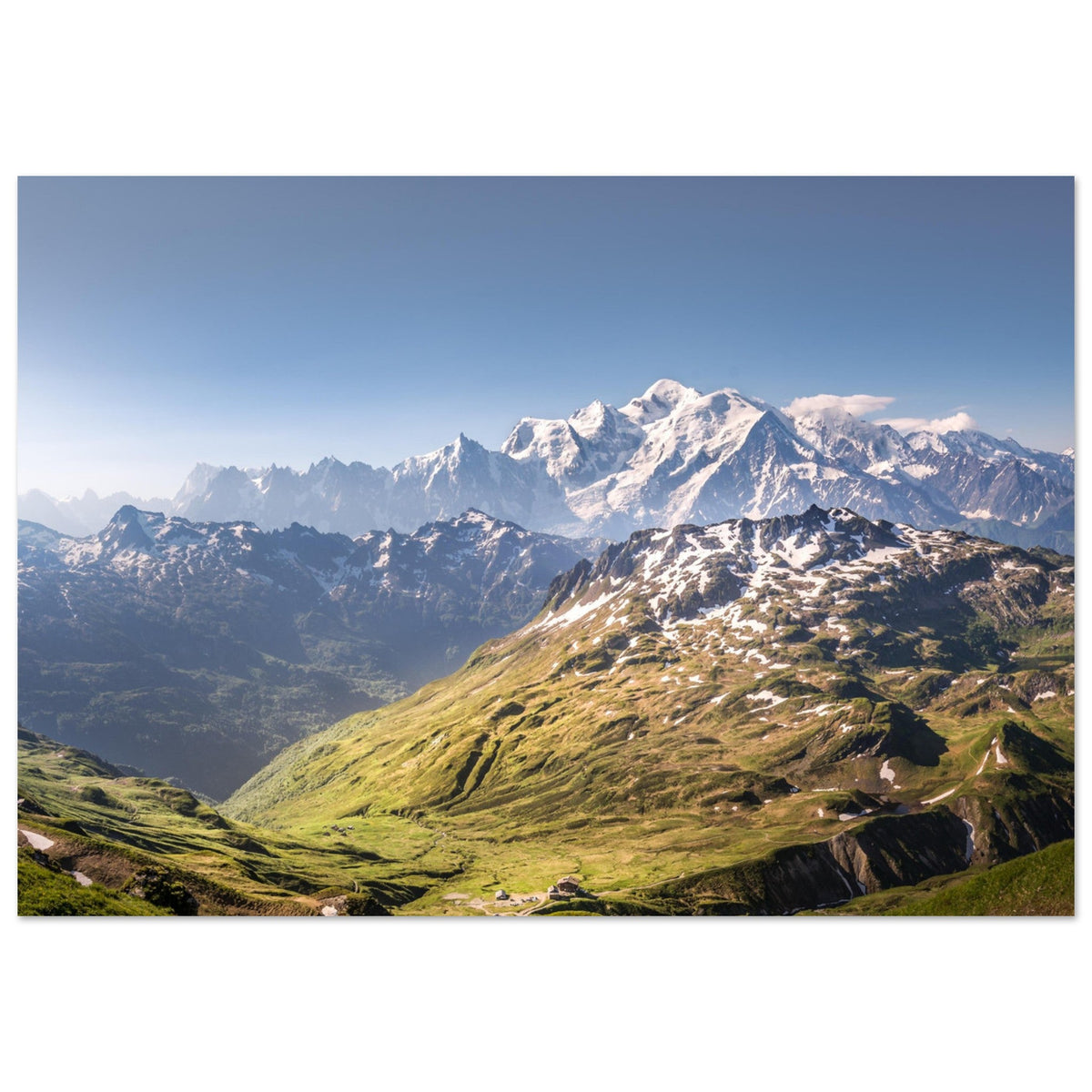 Vue du Mont-Blanc depuis le massif des Fiz avec le refuge de Moëde-Anterne au premier plan