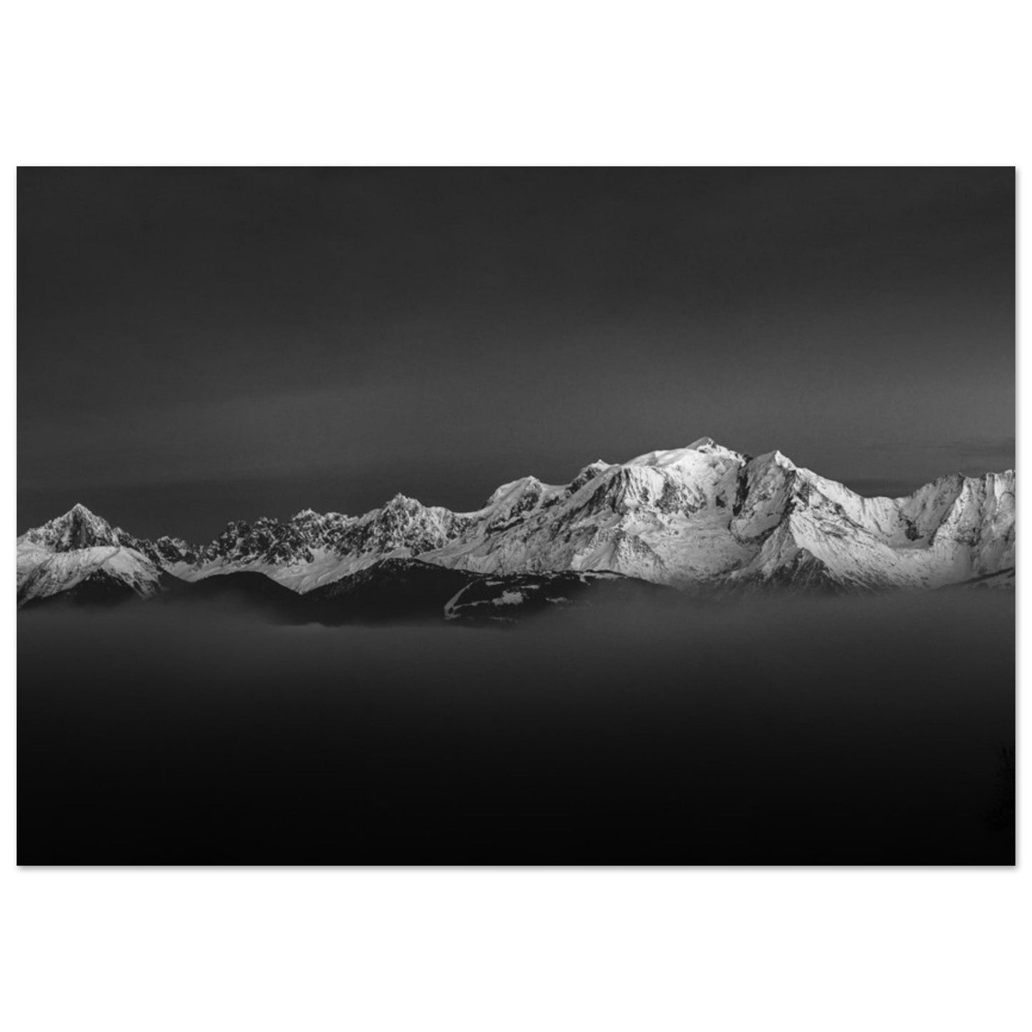 Tableau photo Photo des dernières lueurs sur le Mont - Blanc - Noir & Blanc — tirage aluminium Dibond mat, fabrication française, prêt à accrocher