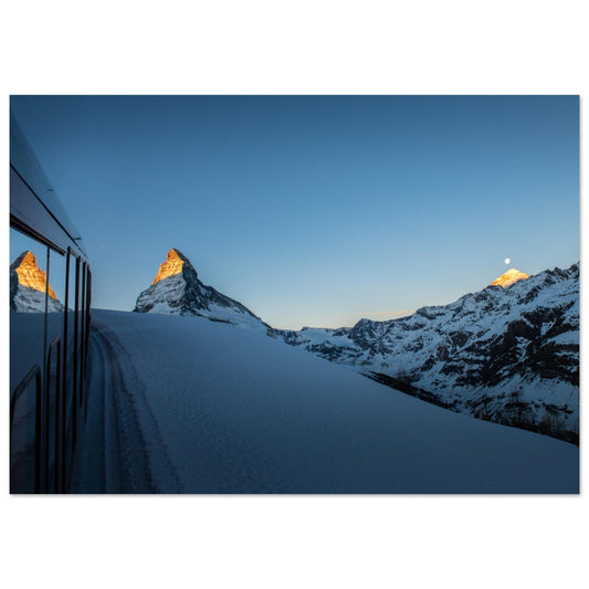 Tableau photo Photo du reflet du Cervin dans le train Gornergrat à Zermatt — tirage aluminium Dibond mat, fabrication française, prêt à accrocher