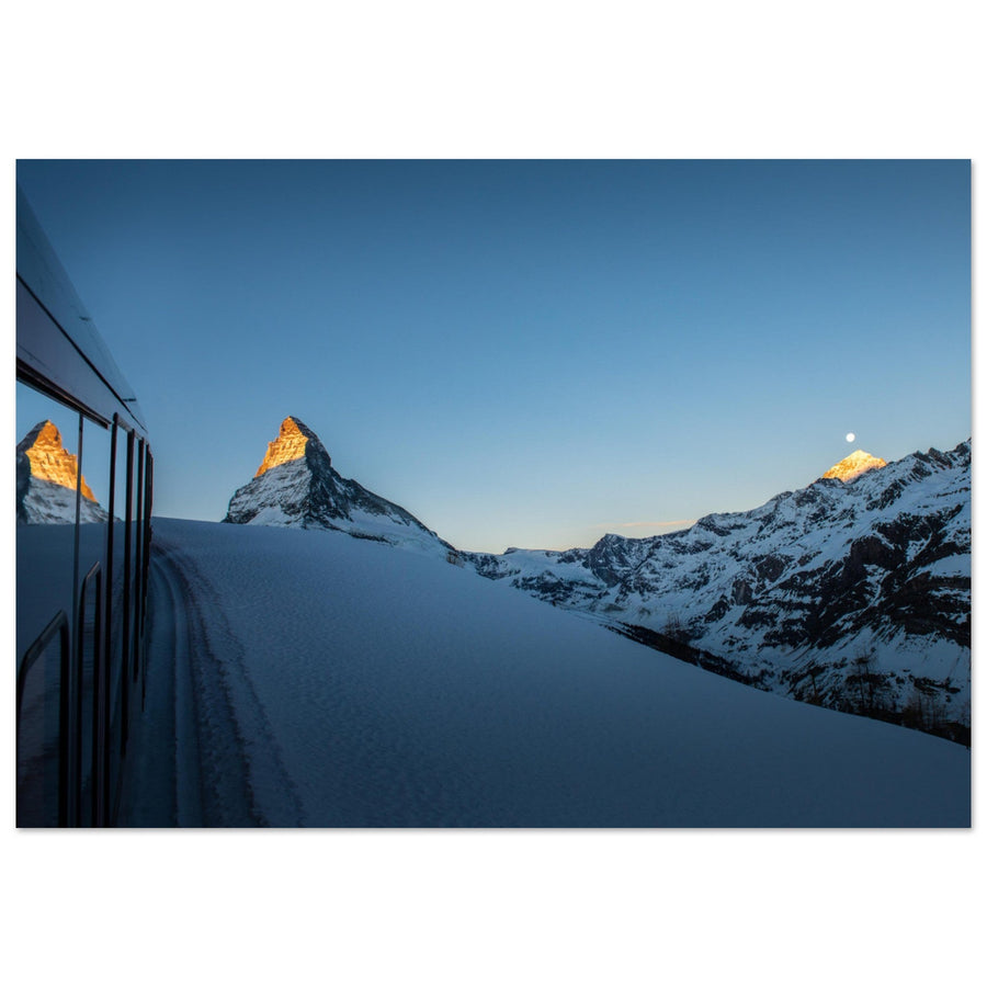 Tableau photo en Alu Dibond : Le reflet du Cervin dans le train Gornergrat à Zermatt