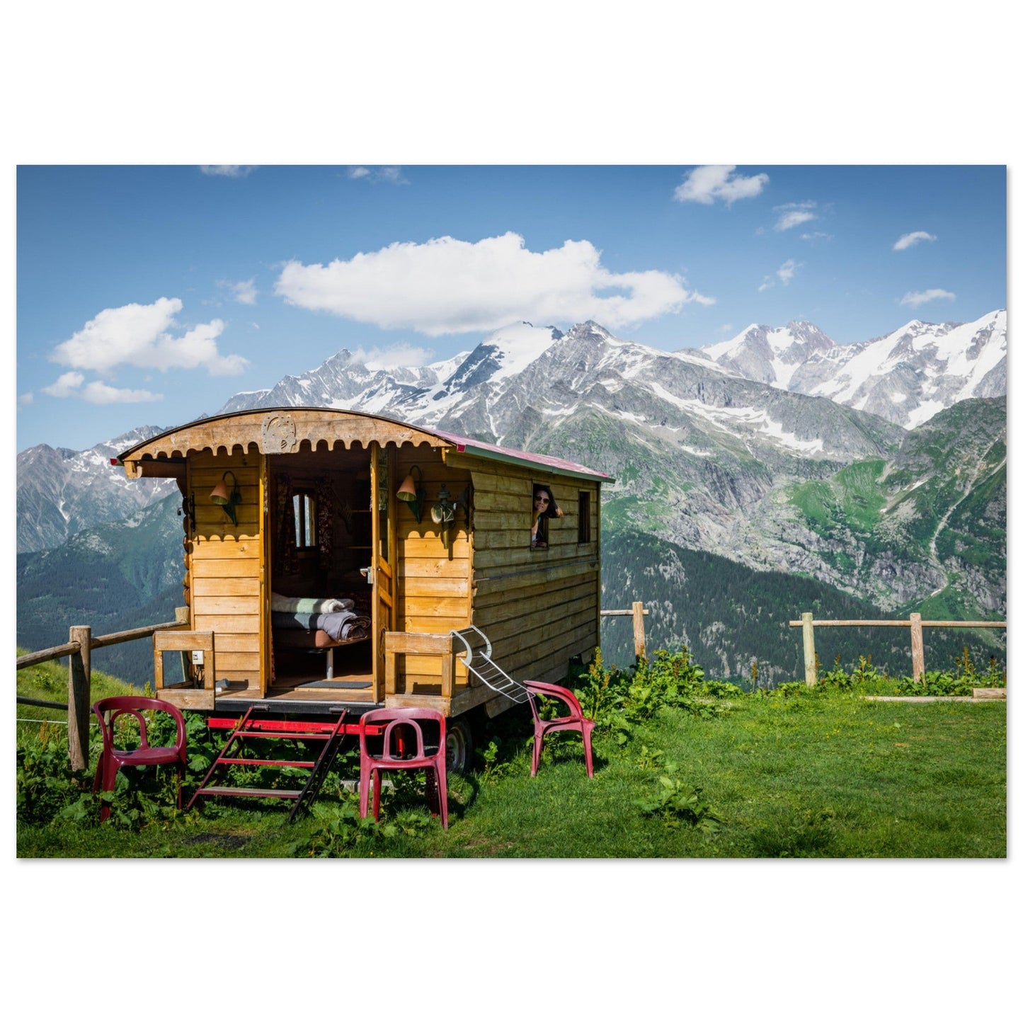 Tableau photo Photo d'une roulotte dans la vallée des Contamines - Montjoie — tirage aluminium Dibond mat, fabrication française, prêt à accrocher