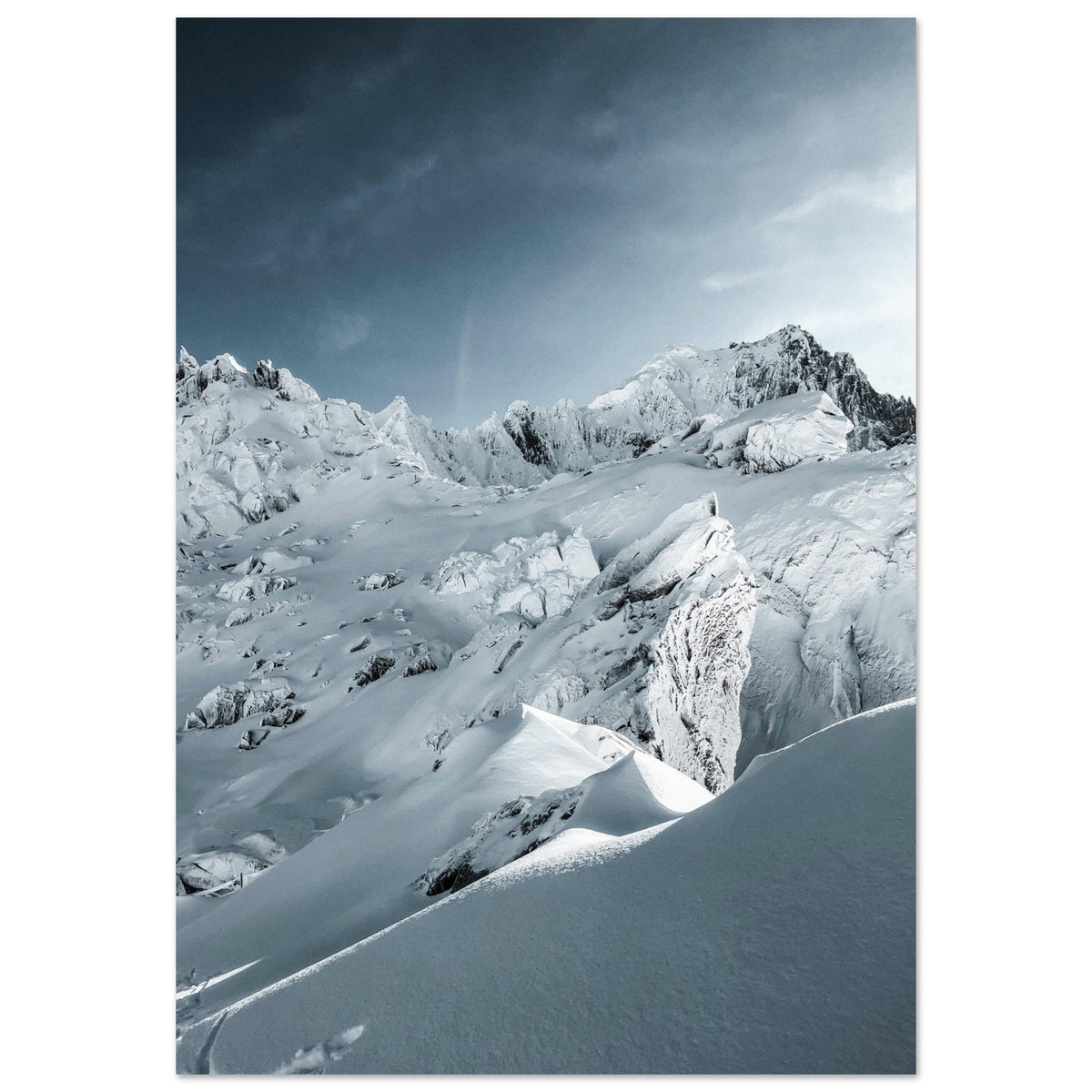 Séracs bleutés d’un glacier du Mont-Blanc au-dessus de la vallée de Chamonix