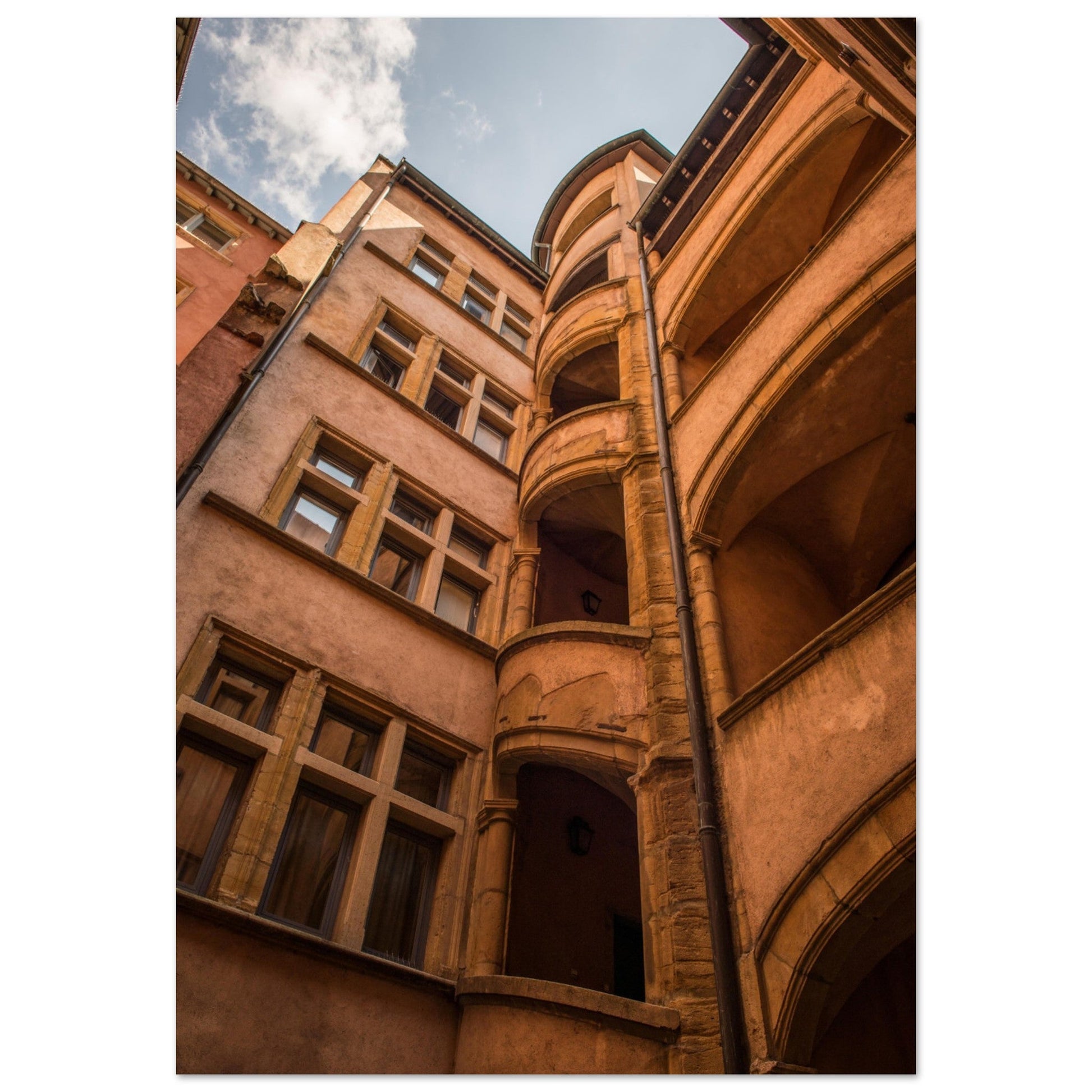 Tableau photo d’une traboule de Lyon — #2 sur aluminium Dibond mat, format 70 × 100 cm